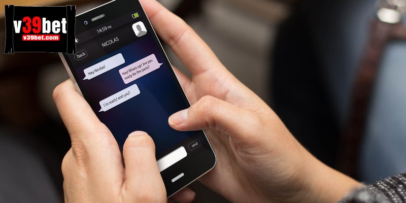 Hỗ trợ trực tuyến được thực hiện thông qua kênh live chat.